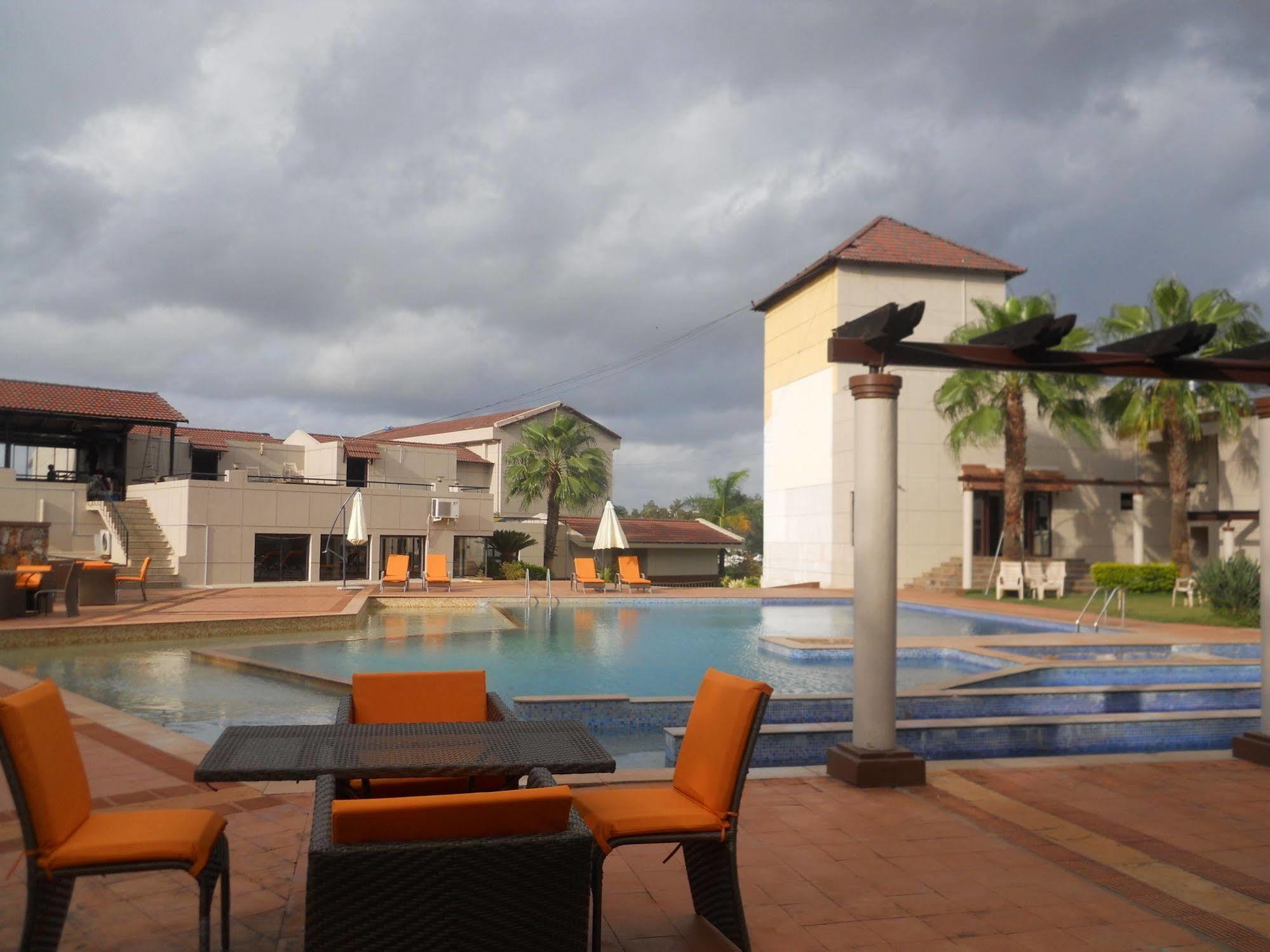 Cotton County Club And Resort Hubli Esterno foto