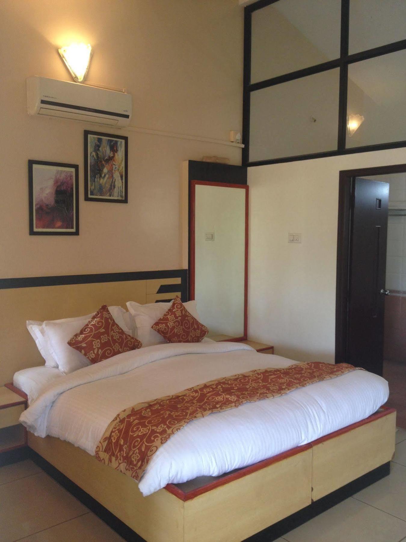 Cotton County Club And Resort Hubli Esterno foto