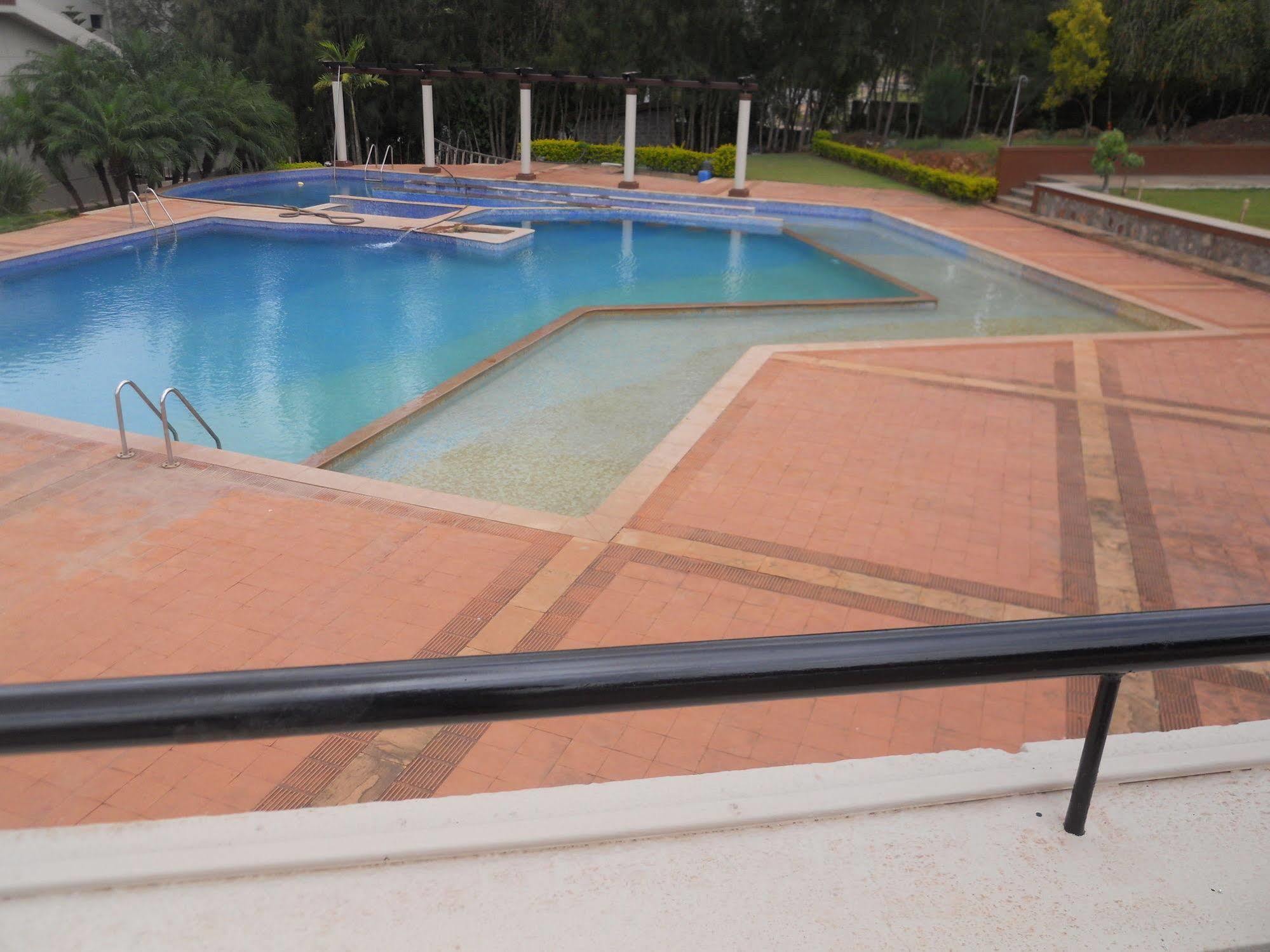 Cotton County Club And Resort Hubli Esterno foto