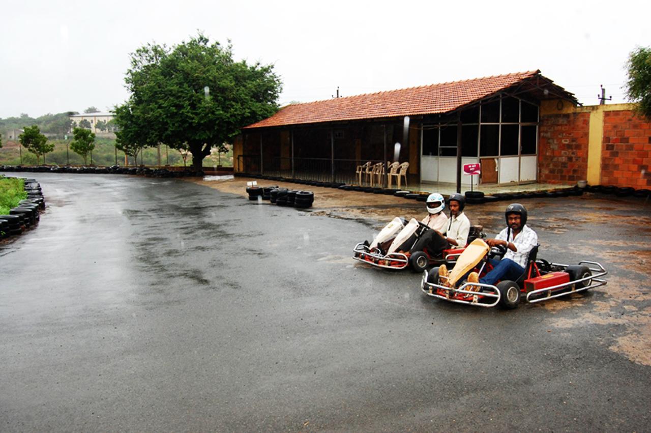 Cotton County Club And Resort Hubli Esterno foto