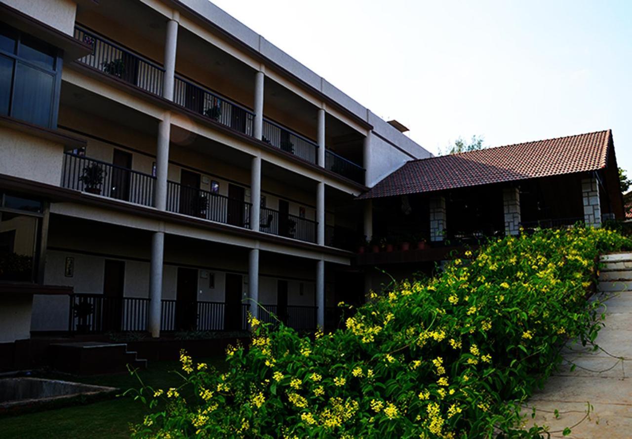 Cotton County Club And Resort Hubli Esterno foto