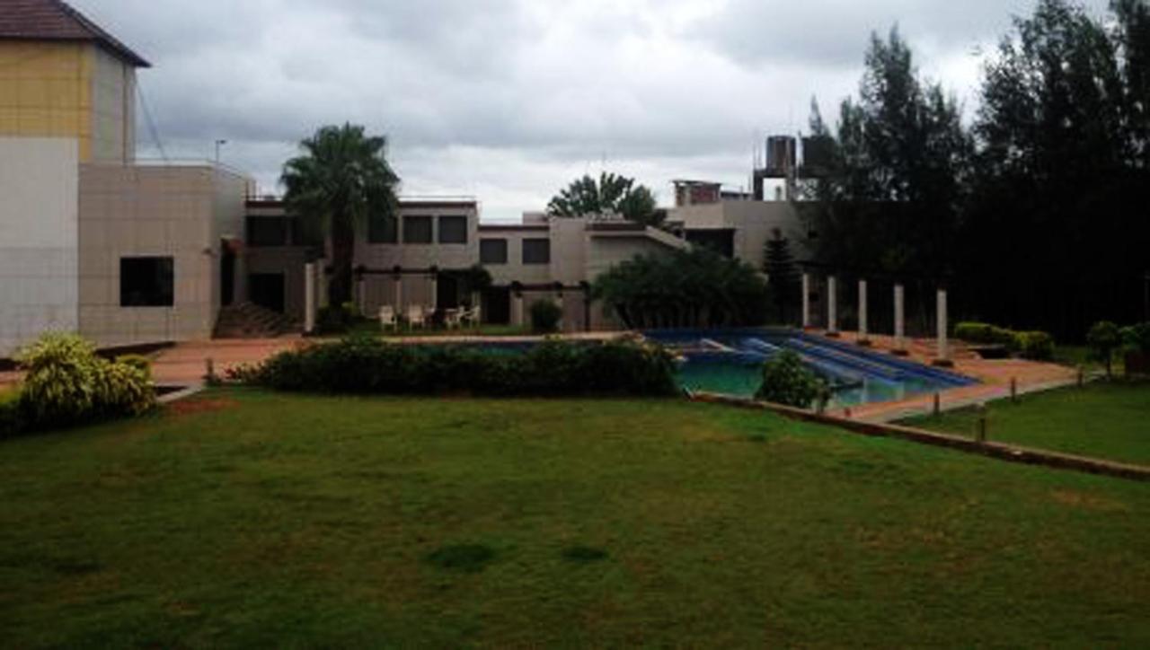 Cotton County Club And Resort Hubli Esterno foto